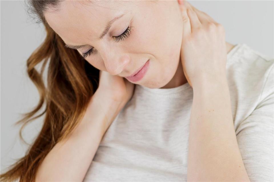 Wer viel mit gesenktem Kopf auf sein Handy sieht, kann auf Dauer schmerzhafte Verspannungen bekommen.Monique Wüstenhagen/dpa-tmn