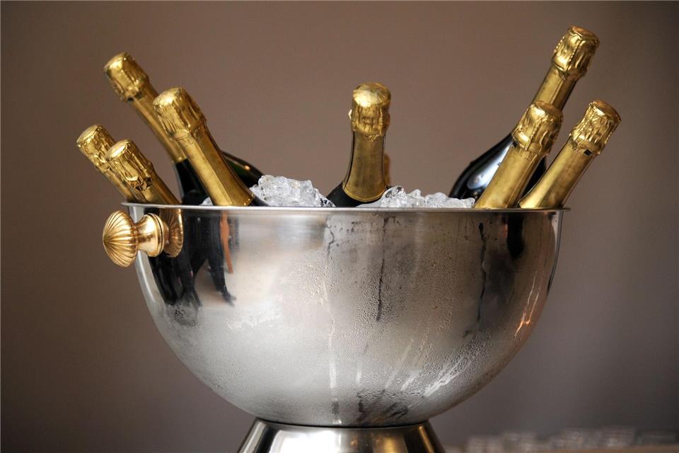 Wer viele Gäste hat, legt am besten gleich ein paar Sektflaschen bereit. In einem mit Eis gefüllten Gefäß kühlen die Flaschen auch innerhalb kurzer Zeit schnell herunter.Tobias Hase/dpa/dpa-tmn