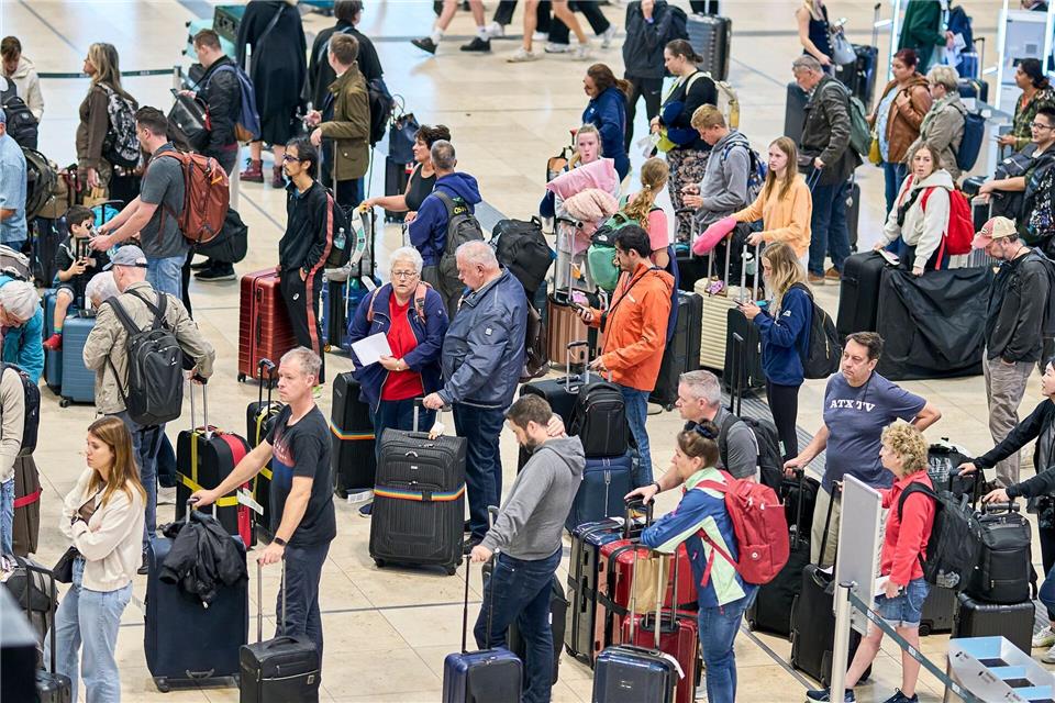 Wer von Berlin aus in den Urlaub fliegen will, braucht zurzeit vor allem eines: Geduld.Michael Ukas/dpa