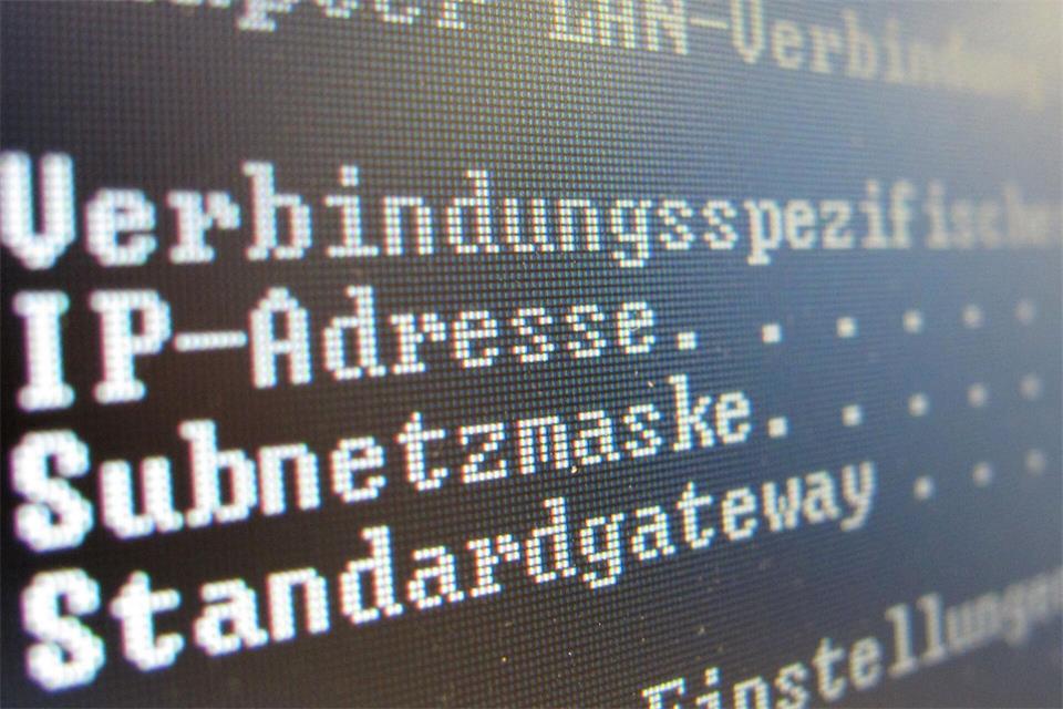 Wer von digitaler Gewalt betroffen ist, soll künftig von Online-Plattformen erfahren können, wer hinter einem anonymen Account steckt. (Symbolbild)Franz-Peter Tschauner/dpa