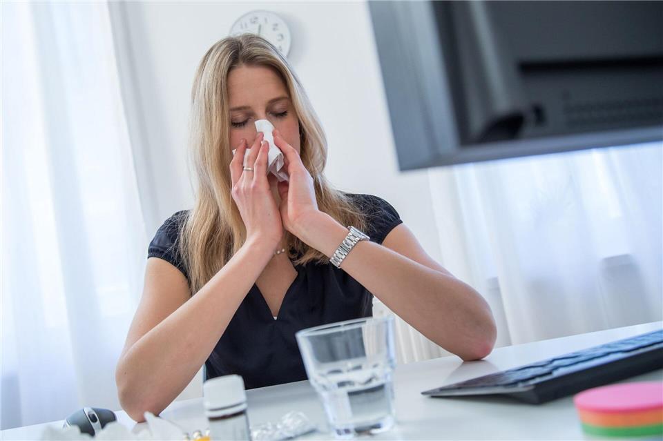 Wer von einem Infekt geplagt wird, der ist in der Regel sowohl im Büro als auch im Homeoffice gleichermaßen arbeitsunfähig.Christin Klose/dpa-tmn