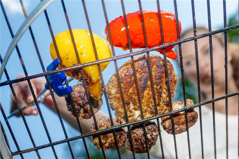 Wer vor dem Grillen den Rost mit etwas Speiseöl bestreicht, hat es beim Putzen anschließend leichter.Markus Scholz/dpa-tmn