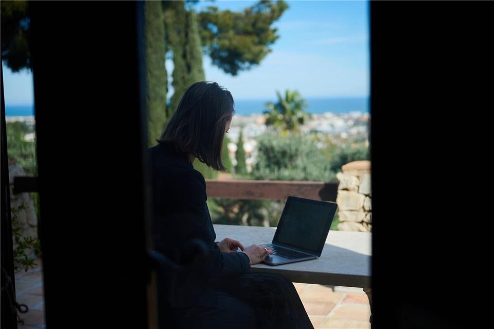 Wer während des Urlaubs arbeiten muss, denkt einer Umfrage zufolge eher über einen Jobwechsel nach. (Archivbild) Annette Riedl/dpa