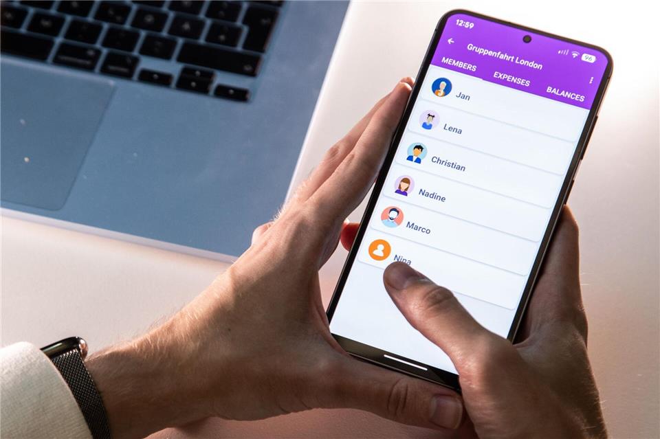 So rechnen Sie Gruppenausgaben einfach ab Wer war dabei, wer muss mitzahlen? Die App „Split it Easy“ hilft dabei.Christin Klose/dpa-tmn