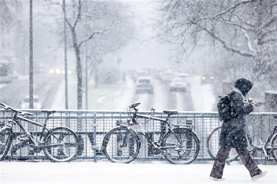 Wer wegen winterlicher Straßenverhältnisse nicht zur Arbeit erscheint, erhält für die ausgefallene Zeit keinen Lohn: Das Wegerisiko liegt bei den Beschäftigten.picture alliance/dpa