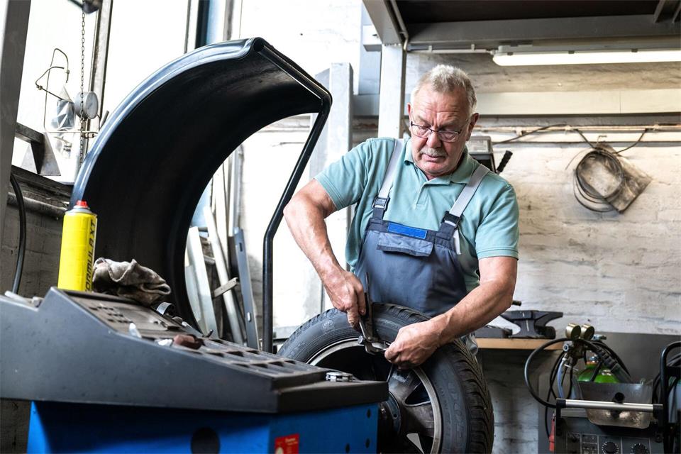 Wer weiterarbeitet, sollte rechnen: Neue Regeln treffen arbeitende Rentner mit Teilrente – beim Krankengeld gibt’s Einschnitte.picture alliance/dpa/dpa-tmn