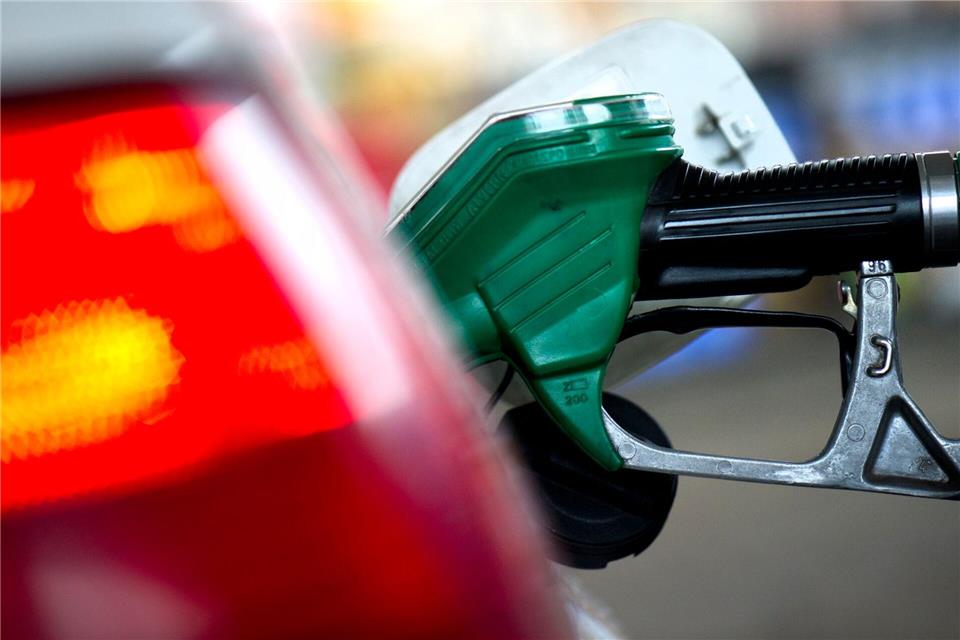 Wer wenige Minuten mehr einplant und an einer nahegelegenen Tankstelle abseits der Autobahn tankt, kann Geld sparen. (Archivbild)Arno Burgi/dpa