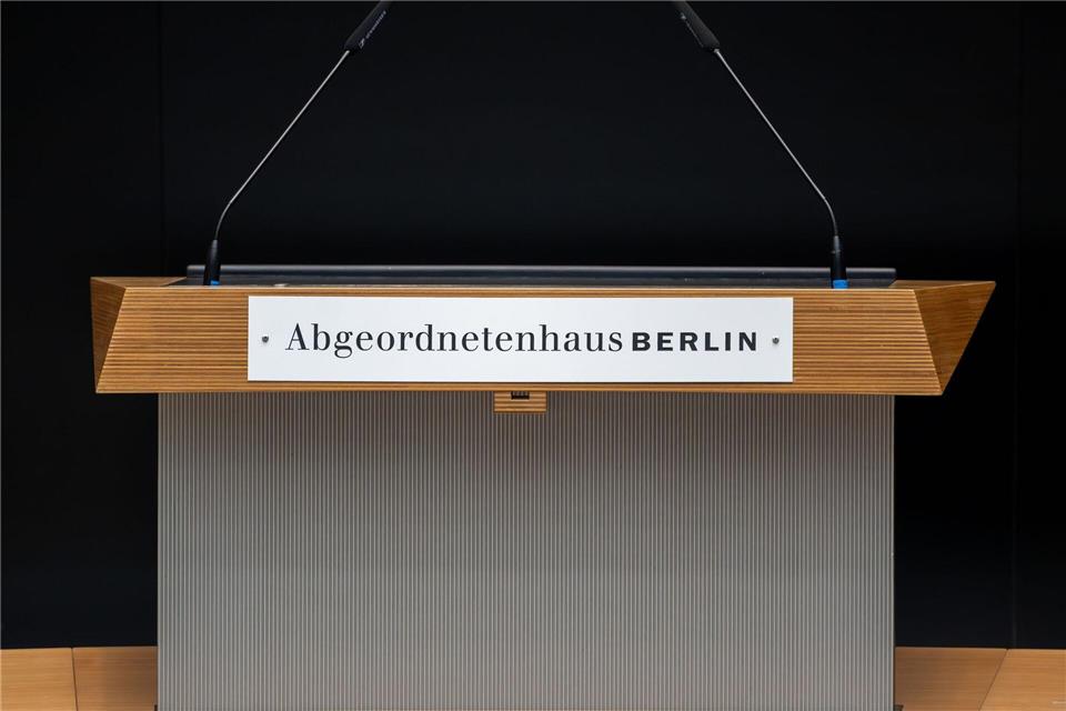 Wer wird bei der Wahl im September stärkste Kraft im Berliner Abgeordnetenhaus? Derzeit liegt die CDU in Umfragen vorne. (Archivbild) Soeren Stache/dpa