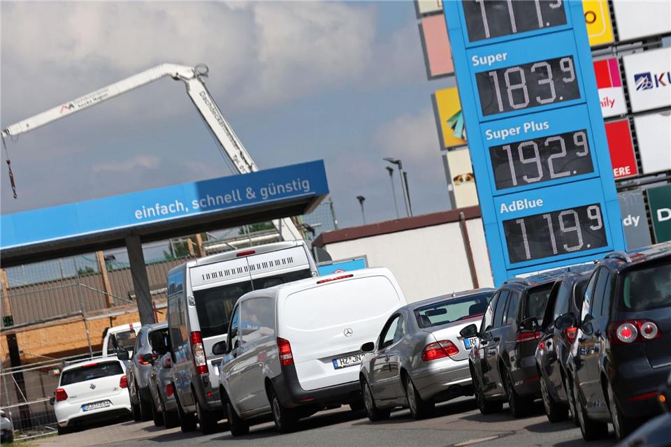 Wer zum Tanken die Autobahn verlässt, kann laut ADAC oft deutlich sparen. (Archivbild) Matthias Bein/dpa