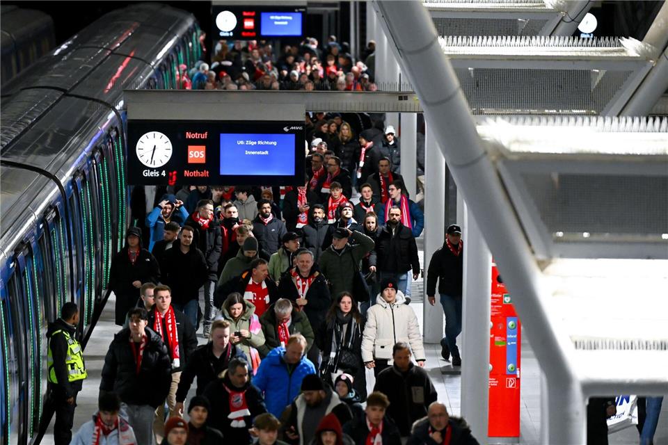 Wer zur Allianz Arena will, fährt in der Regel mit der U-Bahn. (Archivbild)Sven Hoppe/dpa