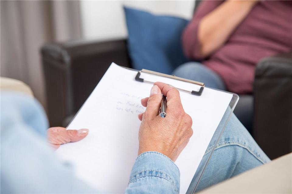 Wer zur Selbstverurteilung neigt, kann unter Umständen von einer Psychotherapie profitieren. Christin Klose/dpa-tmn