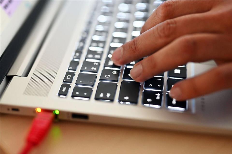 Werbeanzeigen versprachen Senioren hohe Anlagerenditen. (Symbolbild)Uli Deck/dpa