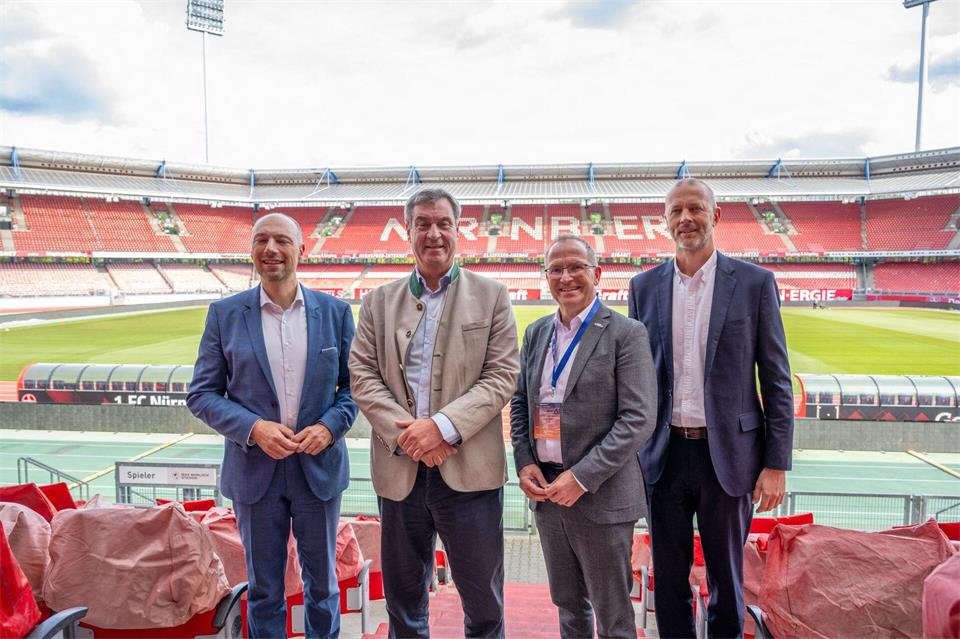 Werben für Nürnberg als Finals-Gastgeber: Bürgermeister Kriegelstein, Ministerpräsident Söder, Landessportbund-Chef Ammon und FCN-Vorstand Rossow (v.l.n.r.)Pia Bayer/dpa