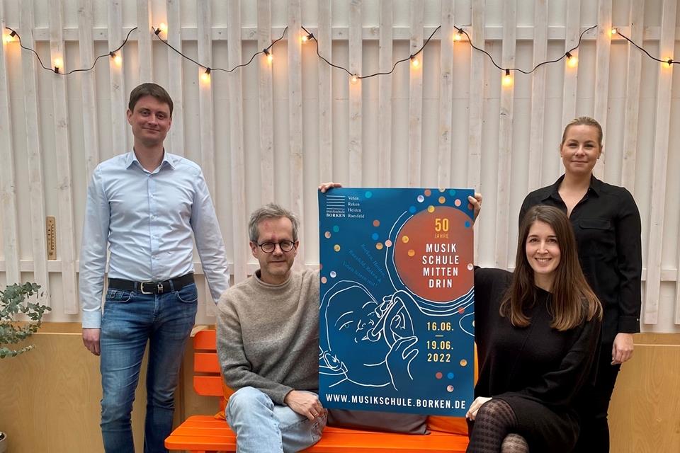 Werben fürs Jubiläumsprogramm (v. l.): Simon Welsing (Fachbereichsleiter Kultur und Weiterbildung), Benno Rickert (stellvertretender Leiter Musikschule Borken), Sandra Papajewski (Leiterin Musikschule Borken) und Olivia Gurowiec (Projektmitarbeiterin 3.Ort / Musikschule Borken).