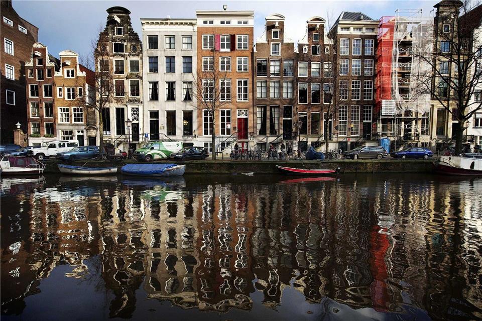 Werbung für Fleisch oder Flugreisen ist bald in Amsterdam vielerorts verboten. (Archivfoto)Jerry Lampen/dpa