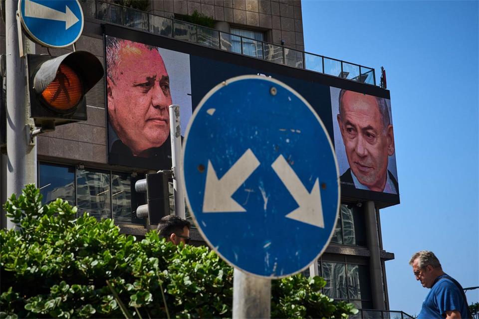 Werbung in Israel, auf der der israelische Ministerpräsident Benjamin Netanjahu (r) und sein wichtigster Rivale bei der Parlamentswahl am 27. Oktober, Gadi Eisenkot, zu sehen ist. (Archivbild)Oded Balilty/AP/dpa