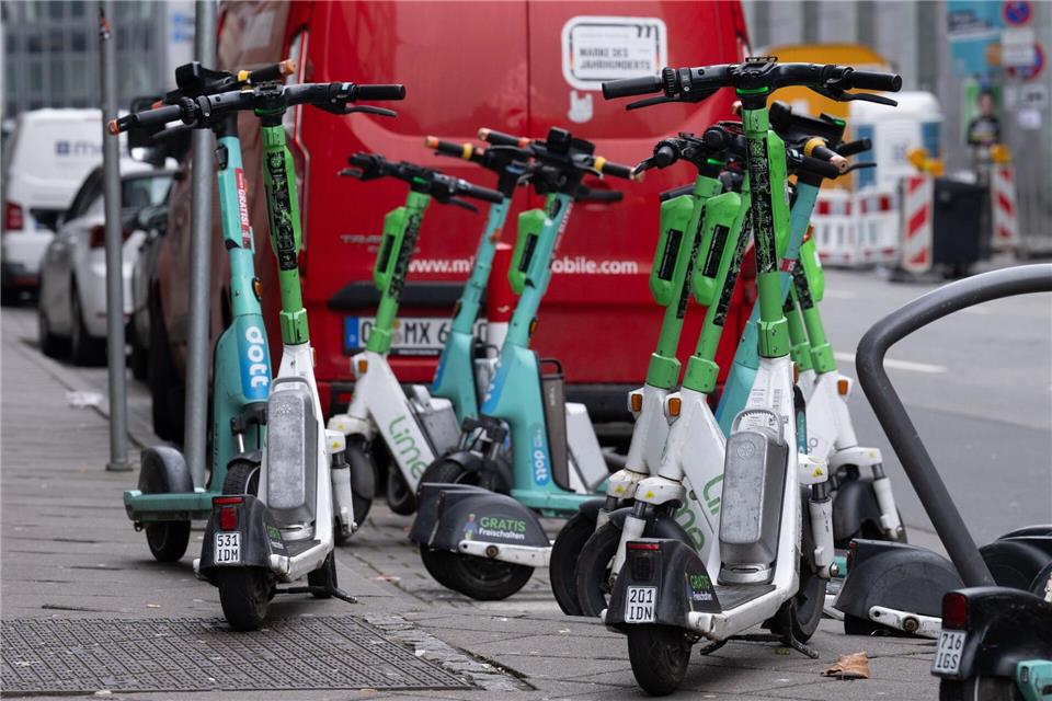 Werden E-Scooter falsch geparkt, müssen die Verleiher sie entfernen. Boris Roessler/dpa