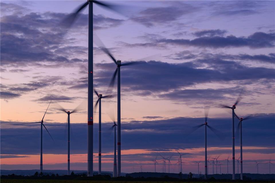 Werden Genehmigungen für neue Windräder außerhalb festgelegter Planungsflächen in Brandenburg gestoppt?  (Symbolbild)Patrick Pleul/dpa