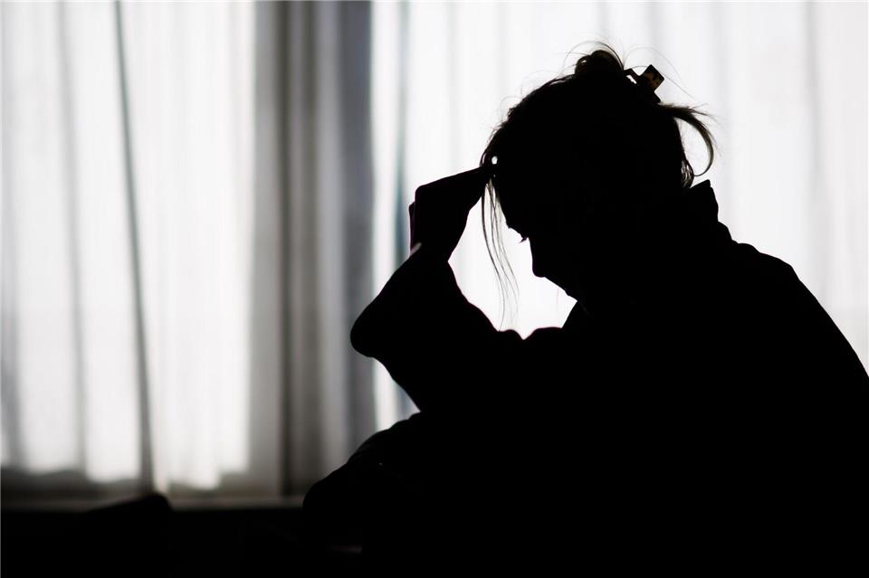 Werden Menschen mit psychischen Problemen diskriminiert, wenn sie in Bayern Beamte werden wollen? (Symbolbild)Julian Stratenschulte/dpa