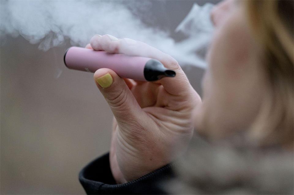 Werden Vapes falsch entsorgt, können sie im Müllwagen in Brand geraten. (Symbolbild)Marijan Murat/dpa/dpa-tmn
