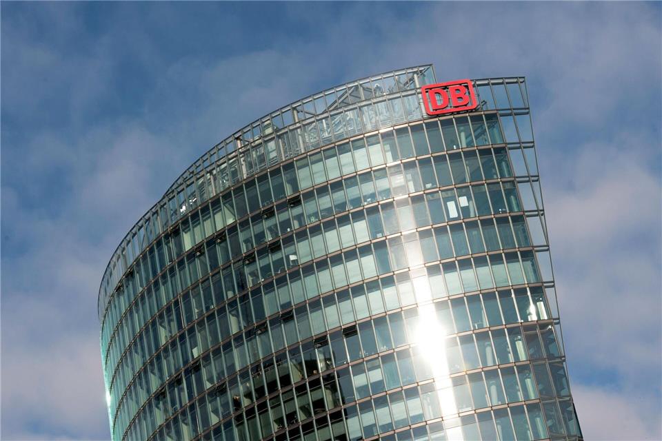 Werden Ziele, die der Bund vorgibt, nicht eingehalten, soll sich das auf die Bonuszahlungen von Bahnmanagern auswirken.Paul Zinken/dpa