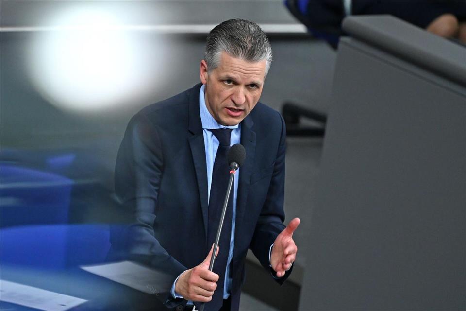 Werden die Krankenkassen künftig noch alle Leistungen übernehmen, die sie aktuell übernehmen? Kanzleramtschef Thorsten Frei (CDU) geht nicht davon aus. (Archivbild)Elisa Schu/dpa