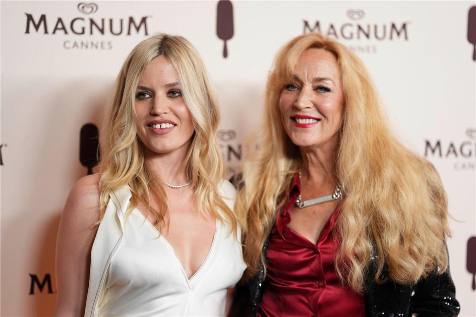 Werden in Berlin erwartet: Georgia May Jagger (l.) und ihre Mutter Jerry Hall. (Archivbild)Scott A Garfitt/Invision/AP/dpa