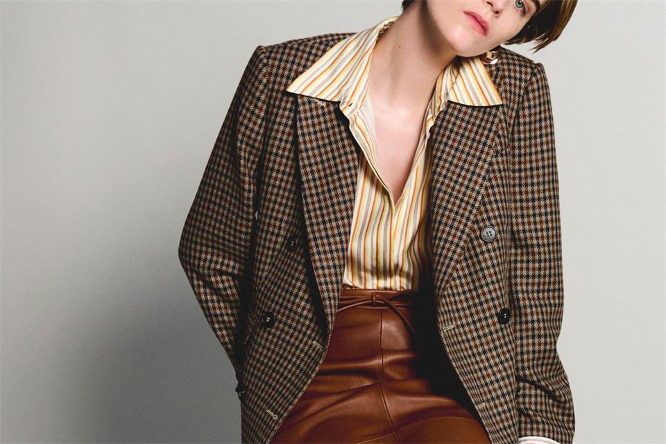 Werden in diesem Herbst und Winter gerne kombiniert: verschiedene Materialien und Muster. Max Mara setzt dafür Lederrock und Seidenbluse zu einem weiteren Trendstück in Kontrast: dem oversized Karoblazer aus Tweed (Blazer ca. 885 Euro, Lederrock ca. 1.725 Euro, Seidenbluse ca. 615 Euro).Max Mara/dpa-tmn