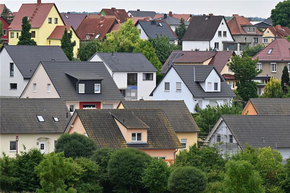 Werden nicht vollständig abbezahlte Immobilien innerhalb der Spekulationsfrist übertragen, oder müssen etwa Geschwister ausgezahlt werden, kann es sich lohnen, einen Steuerexperten zurate zu ziehen.picture alliance/dpa