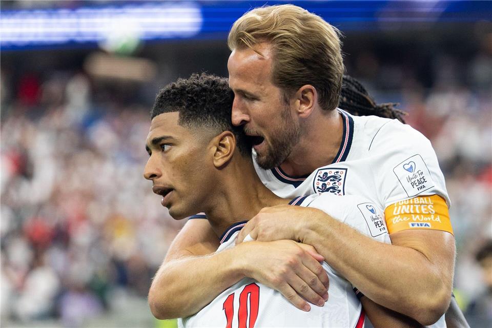 Werden von der internationalen Presse nach Englands WM-Sieg gegen Kroatien gefeiert: Harry Kane (r) und Jude BellinghamDaniel Mcgregor-Huyer/ZUMA Press Wire/dpa