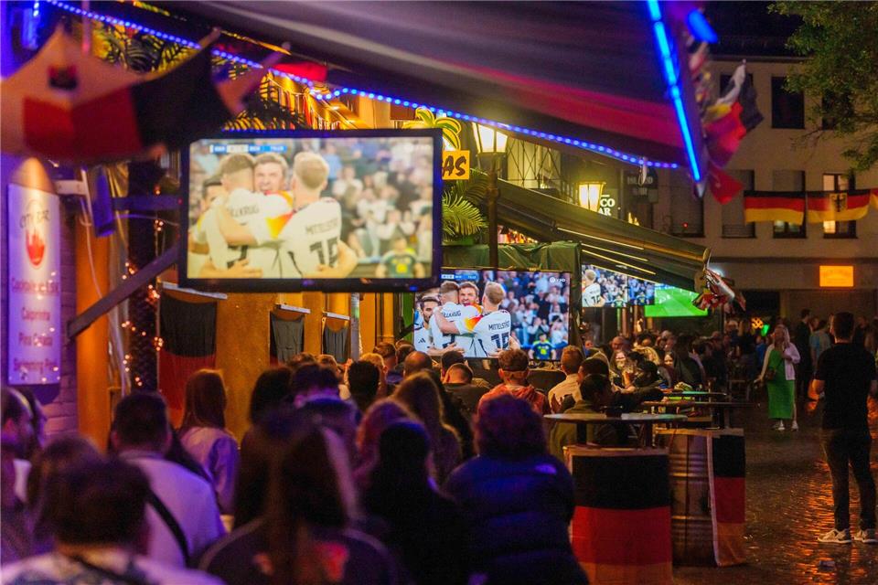 Werden wieder viele Menschen die Spiele in großen Gruppen schauen? (Archivbild)Andreas Arnold/dpa