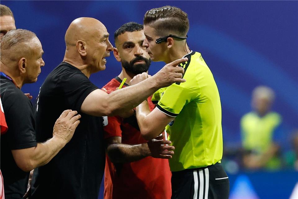 Werden wohl keine Freunde mehr: Schiedsrichter François Letexier und Ägyptens Coach Hossam Hassan.Erik S. Lesser/AP/dpa