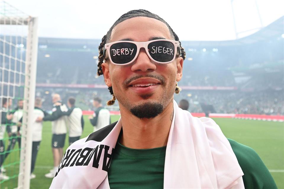 Werder Bremens Justin Njinmah feiert mit einer „Derby-Sieger“-Brille.Carmen Jaspersen/dpa