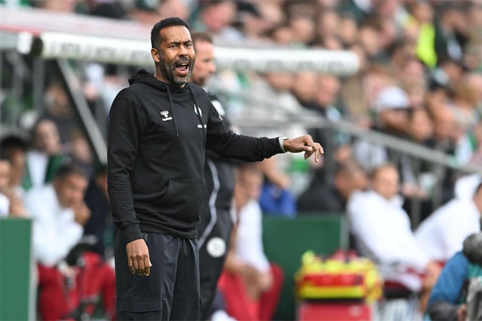 Werder-Coach Daniel Thioune konnte mit der Leistung seines Teams im Testspiel nicht zufrieden sein. (Archivbild)Carmen Jaspersen/dpa