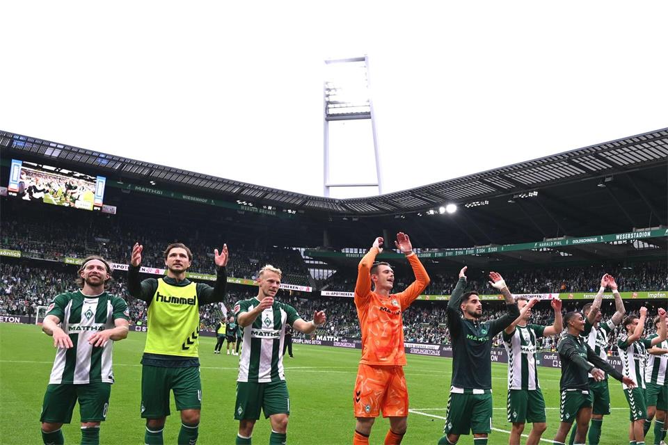 Werder-Jubel im Weserstadion: Die bisherige Bundesliga-Saison verläuft sehr erfolgreich für Bremen. (Archivbild)David Inderlied/dpa