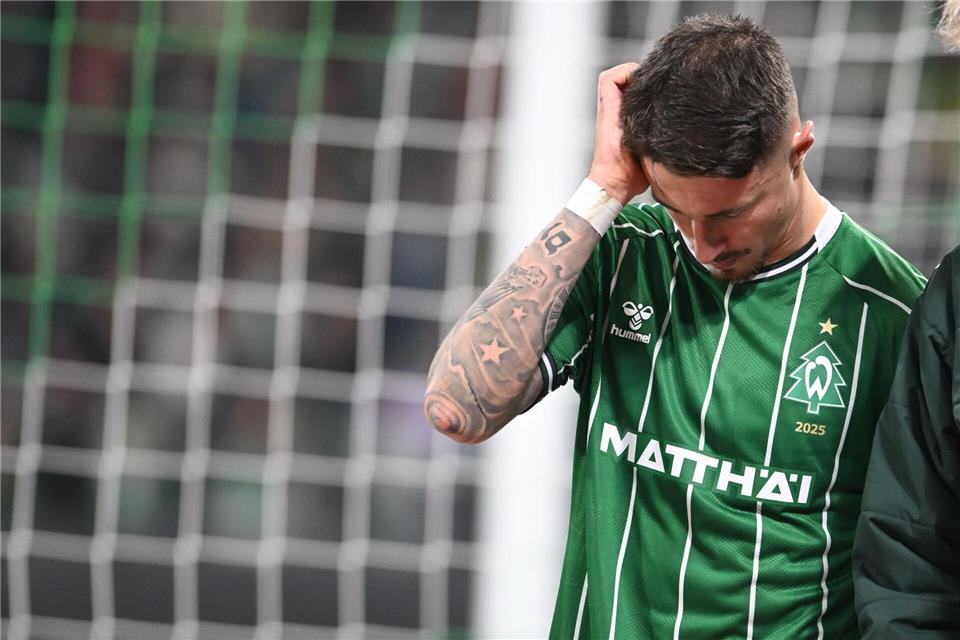 Werder-Kapitän Marco Friedl musste verletzt raus.Carmen Jaspersen/dpa