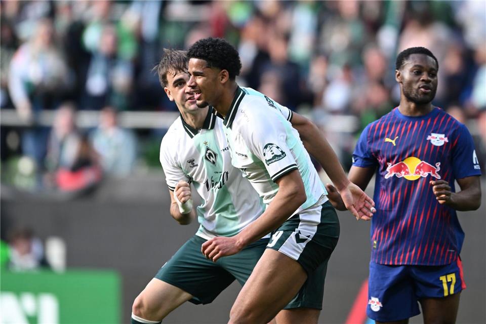 Werder-Profi Salim Musah (M) bejubelt seinen ersten Treffer mit Jovan Milosevic.Carmen Jaspersen/dpa