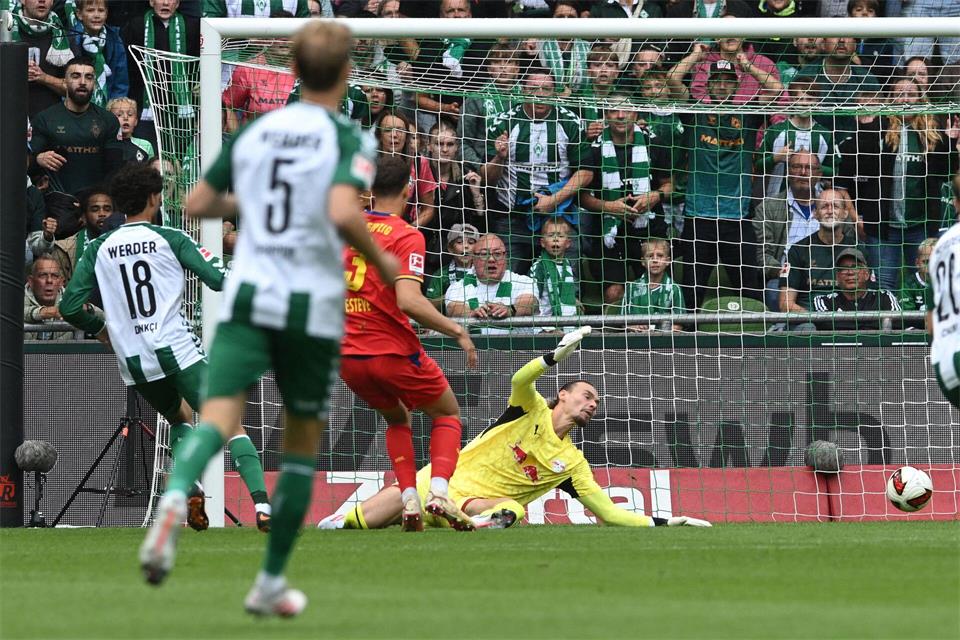 Werder-Rückkehrer Eren Dinkçi trifft früh zum 1:0 gegen RB Leipzig.Carmen Jaspersen/dpa