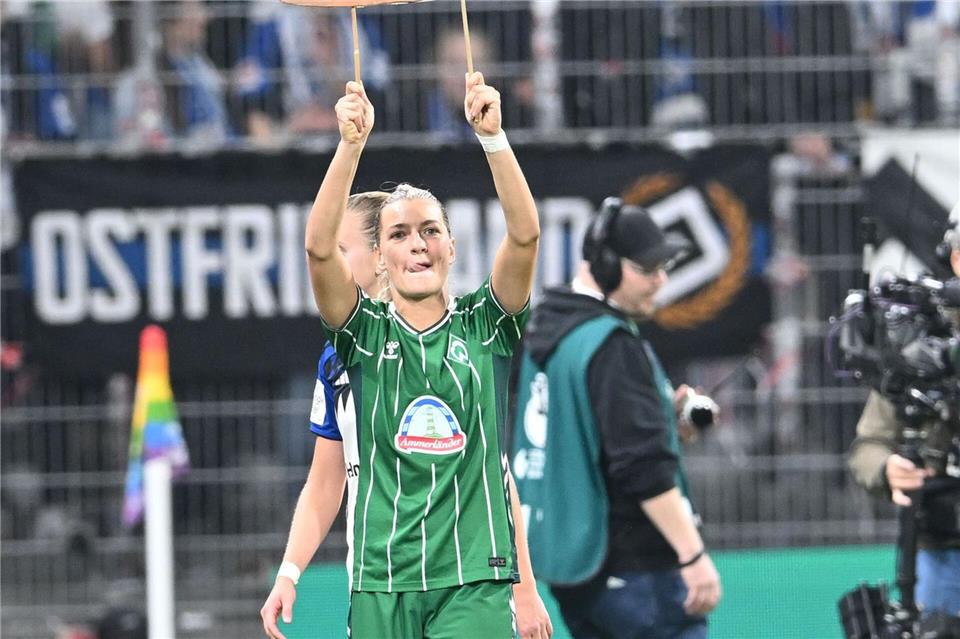 Werder-Spielerin Medina Desic hat sich öffentlich für diese Plakataktion nach dem Derby gegen den HSV entschuldigt.Carmen Jaspersen/dpa