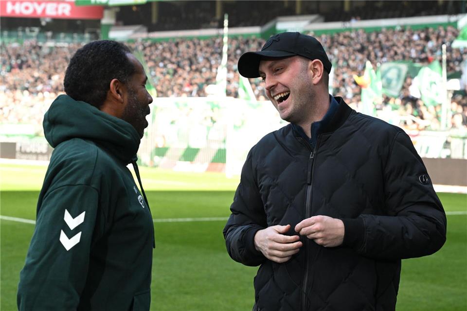 Werder-Trainer Daniel Thioune (l) im Gespräch mit dem Ex-Bremern-Coach Ole Werner, der nun RB Leipzig trainiert. Carmen Jaspersen/dpa