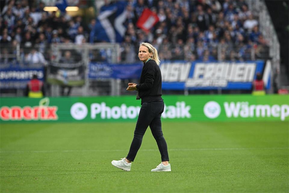 Werder-Trainerin Friederike Kromp beim Nordderby gegen den Hamburger SV. (Archivbild)Carmen Jaspersen/dpa