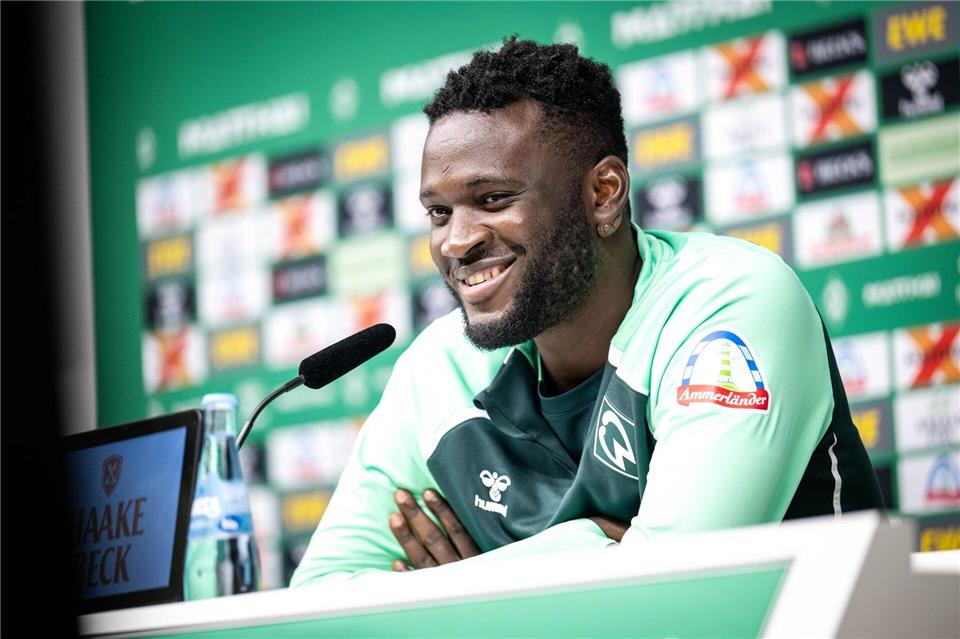 Werder-Zugang Victor Boniface bei seiner Vorstellung.Sina Schuldt/dpa