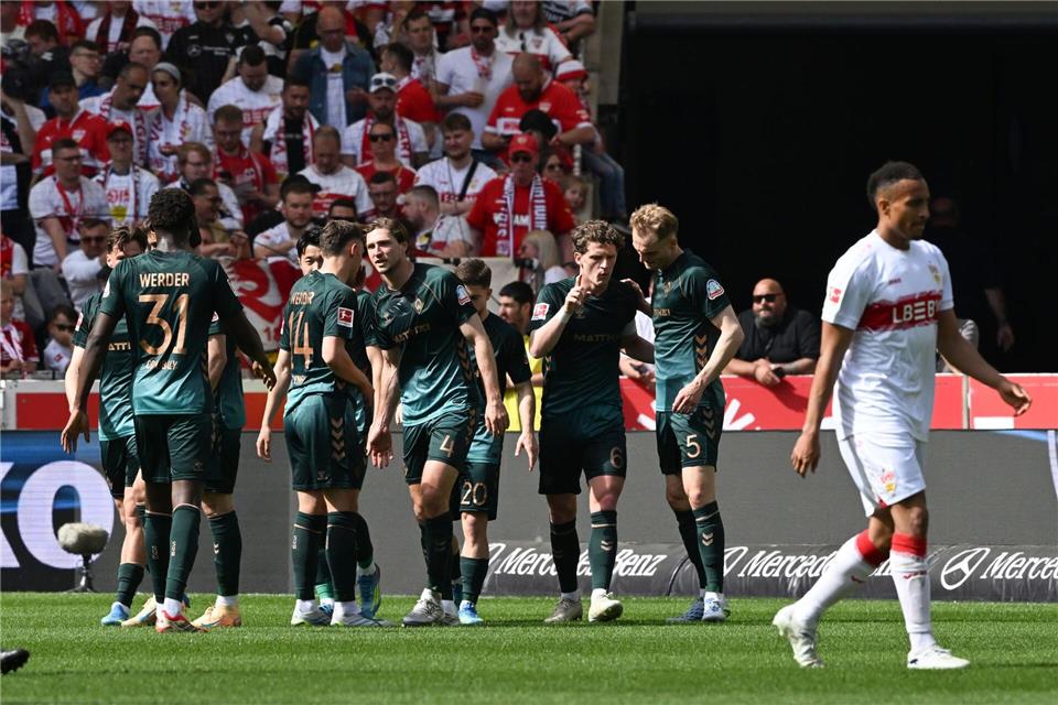 Werder durfte sich über einen Punkt beim VfB Stuttgart freuen - auch dank Torschütze Jens Stage (3.v.r). Bernd Weißbrod/dpa