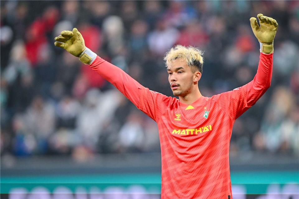 Werder hofft auf einen Einsatz von Torwart Mio Backhaus gegen Hoffenheim.Harry Langer/dpa