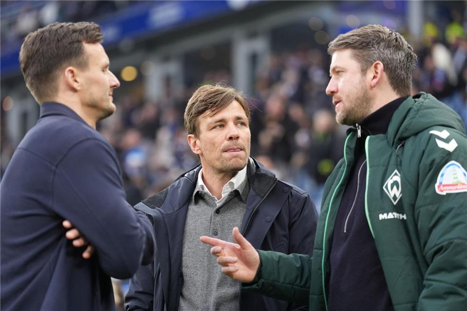 Werders sportliche Leitung: Leiter Profifußball Peter Niemeyer (r) und Geschäftsführer Clemens Fritz (m) - hier im Gespräch mit HSV-Sportdirektor Claus Costa.Marcus Brandt/dpa