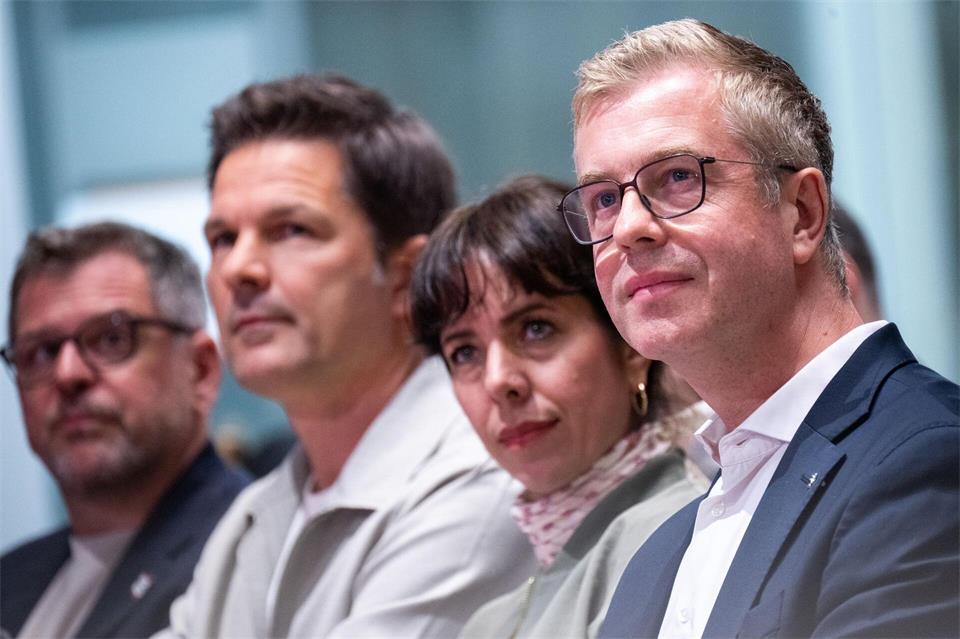 Werfen sich gegenseitig Versäumnisse bei der Sicherheitspolitik vor: Linken-Spitzenkandidatin Elif Eralp und CDU-Spitzenkandidat Stefan Evers. (Archivbild)Sebastian Christoph Gollnow/dpa