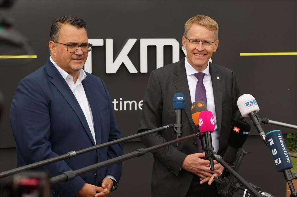 Kieler Werft hofft auf kanadischen U-Boot-Auftrag Werftchef Oliver Burkhard (links) hatte Schleswig-Holsteins Ministerpräsident Daniel Günther (CDU) zu Besuch.Ulrich Perrey/dpa