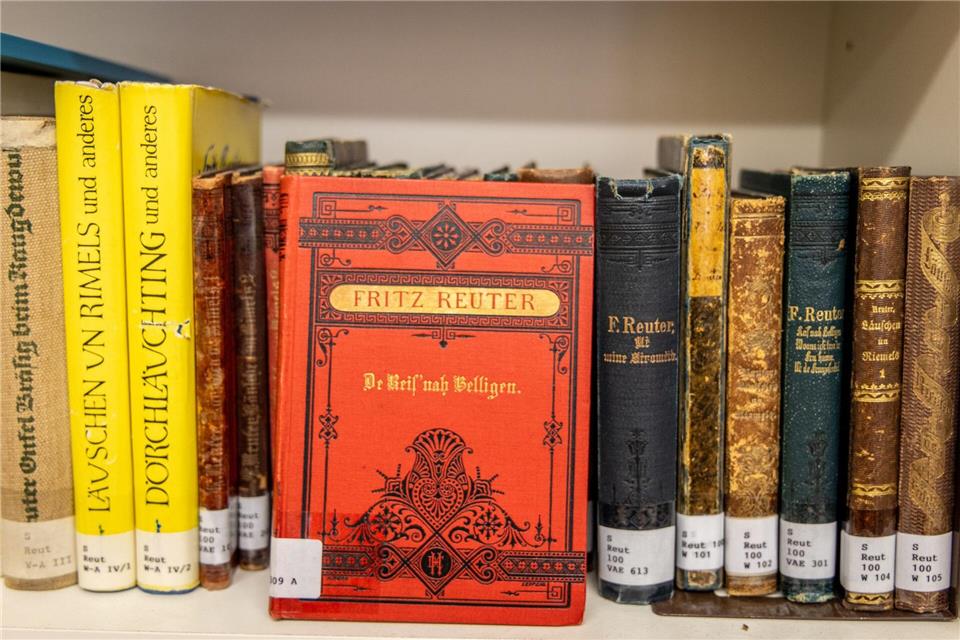 Werke des niederdeutschen Autors Fritz Reuter füllen ganze Regalreihen. Focke Strangmann/dpa