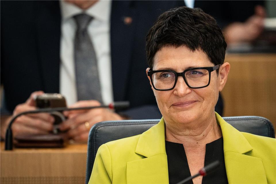 Werkeln in der Werkstatt wird für die gelernte Tischlerin Christine Schneider zur Sommerpause dazugehören. (Archivfoto)Hannes Albert/dpa