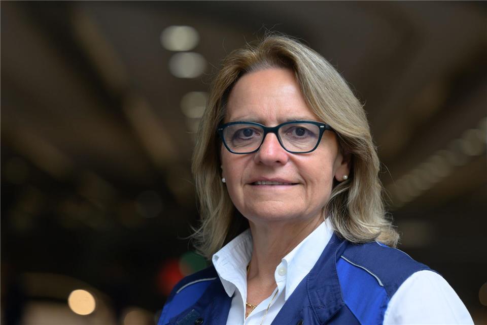 Werkleiterin Petra Peterhänsel betont, dass durch den Einsatz humanoider Roboter keine Arbeitsplätze wegfallen sollen.Hendrik Schmidt/dpa